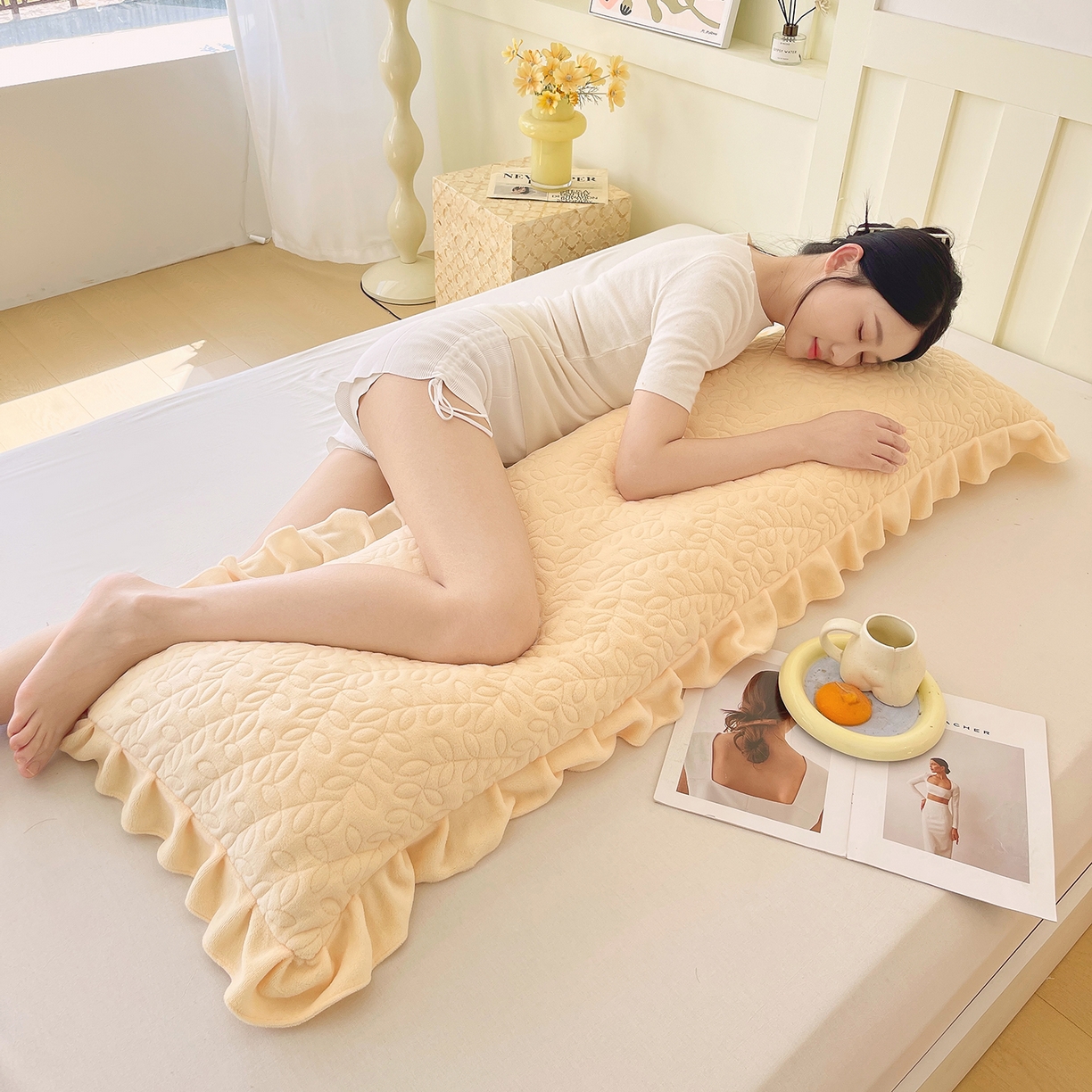 91家纺网 家纺一手货源 找家纺 雨彤家纺 2025新款牛奶绒花边夹棉长枕套 幸运草-鹅黄