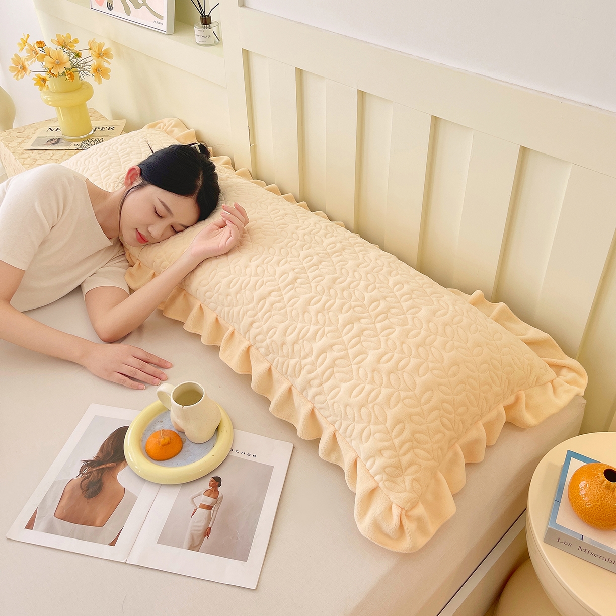 91家纺网 家纺一手货源 找家纺 雨彤家纺 2025新款牛奶绒花边夹棉长枕套 幸运草-鹅黄