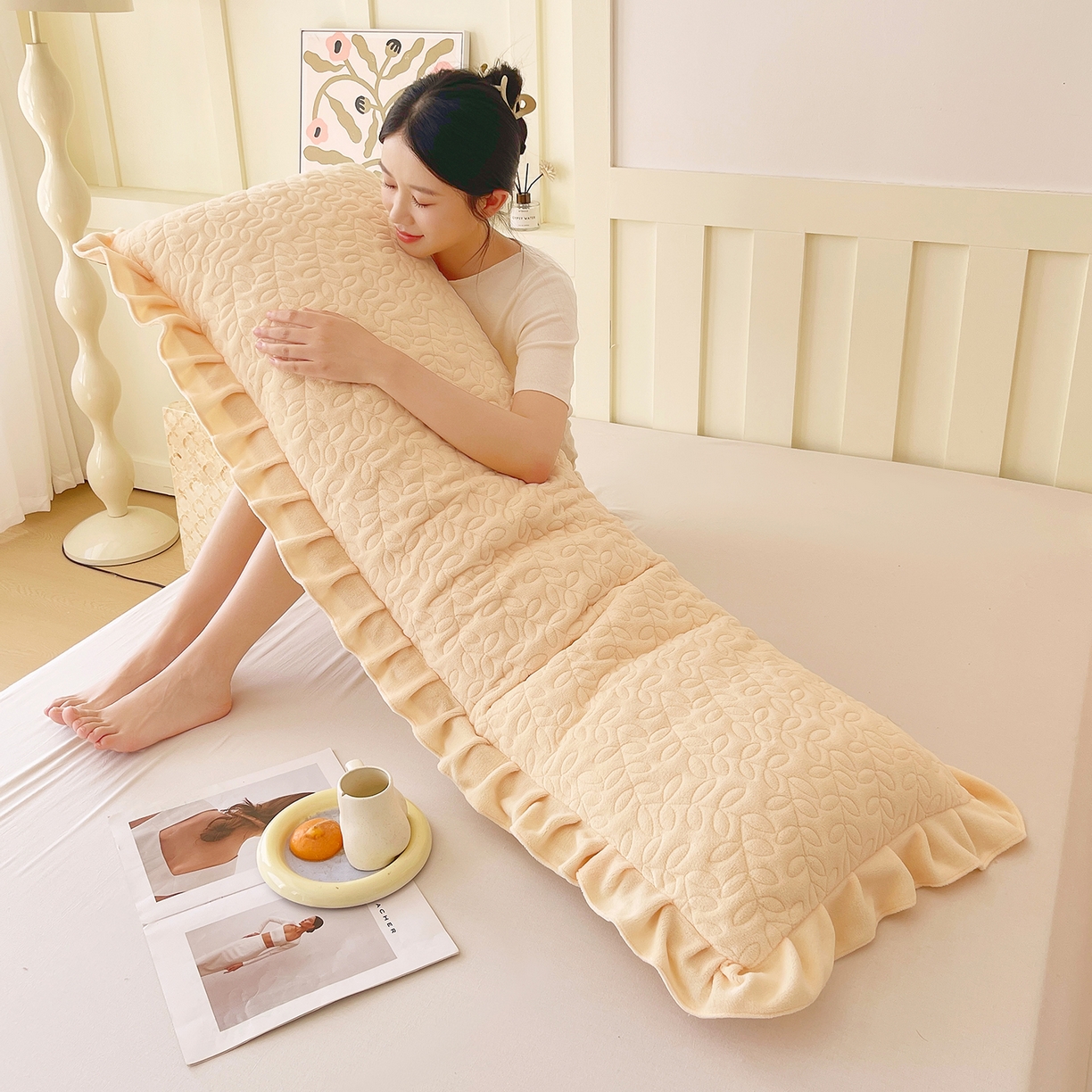 91家纺网 家纺一手货源 找家纺 雨彤家纺 2025新款牛奶绒花边夹棉长枕套 幸运草-鹅黄