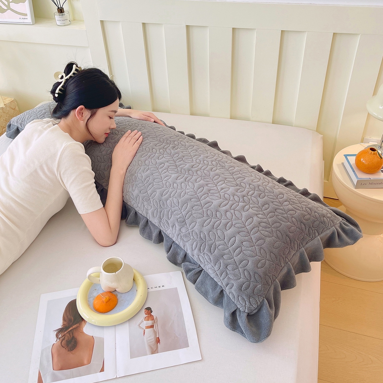 91家纺网 家纺一手货源 找家纺 雨彤家纺 2025新款牛奶绒花边夹棉长枕套 幸运草-高级灰