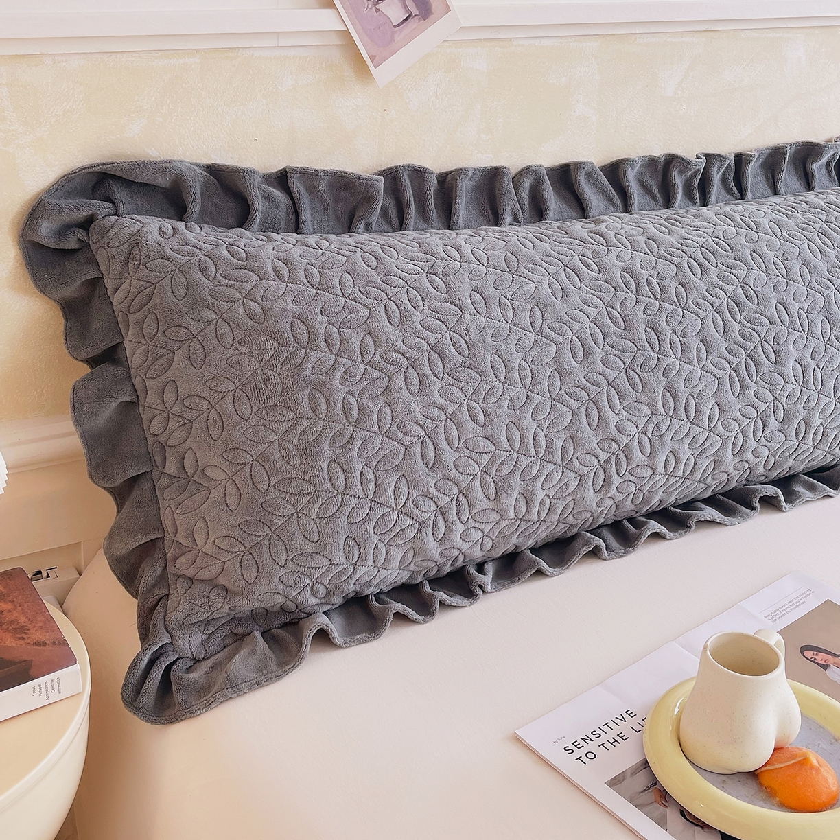 91家纺网 家纺一手货源 找家纺 雨彤家纺 2025新款牛奶绒花边夹棉长枕套 幸运草-高级灰