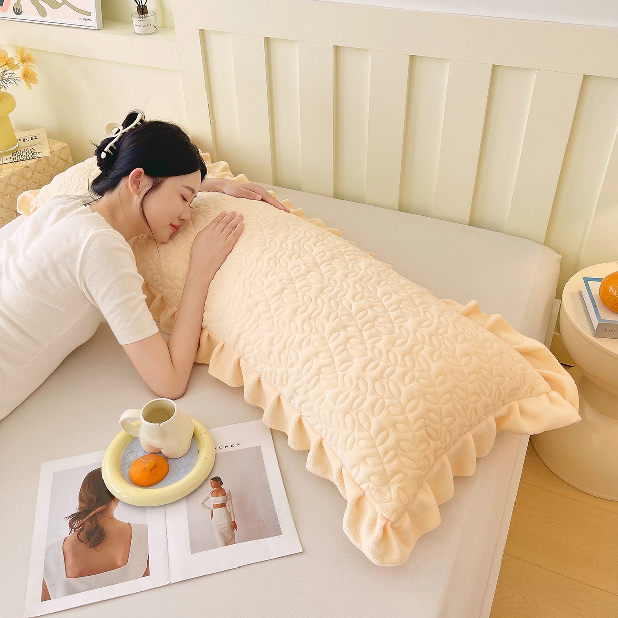 91家纺网 家纺一手货源 找家纺 雨彤家纺 2025新款牛奶绒花边夹棉长枕套 幸运草-鹅黄