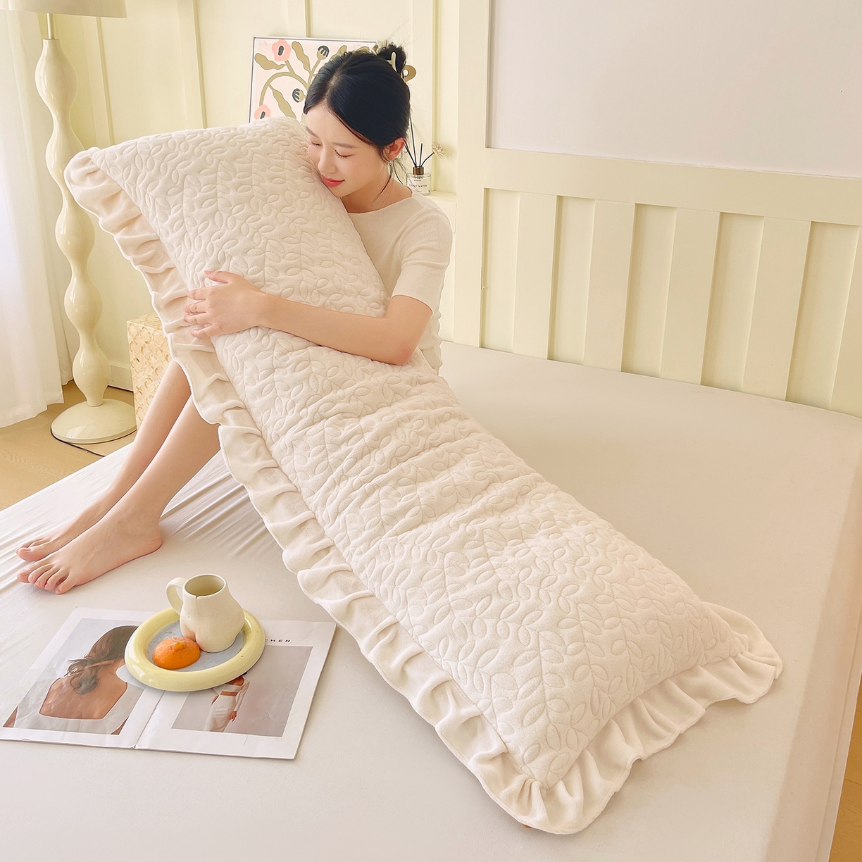 91家纺网 家纺一手货源 找家纺 雨彤家纺 2025新款牛奶绒花边夹棉长枕套 幸运草-奶白