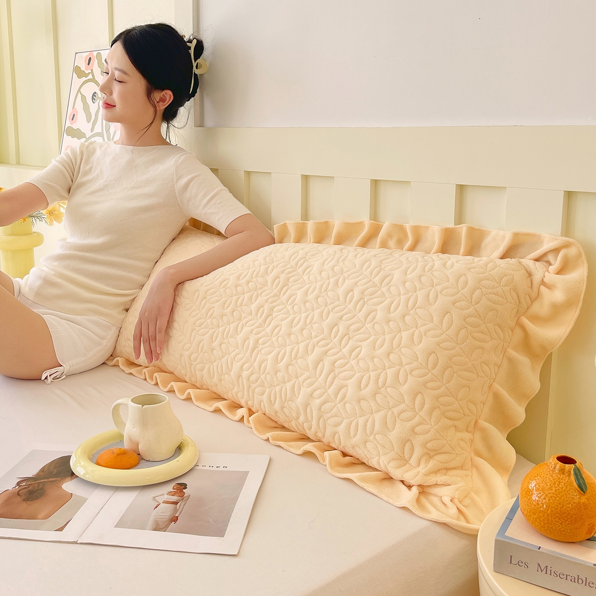 91家纺网 家纺一手货源 找家纺 雨彤家纺 2025新款牛奶绒花边夹棉长枕套 幸运草-鹅黄