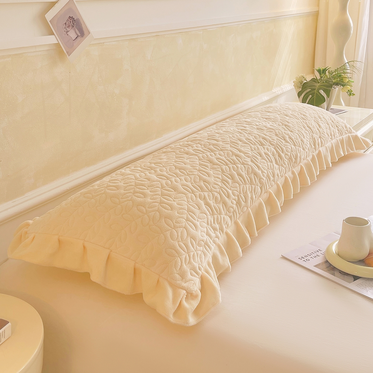 91家纺网 家纺一手货源 找家纺 雨彤家纺 2025新款牛奶绒花边夹棉长枕套 幸运草-鹅黄