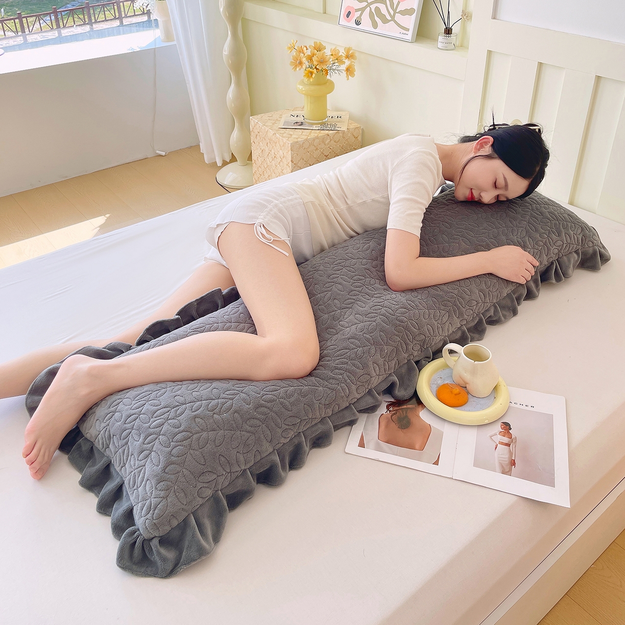 91家纺网 家纺一手货源 找家纺 雨彤家纺 2025新款牛奶绒花边夹棉长枕套 幸运草-高级灰