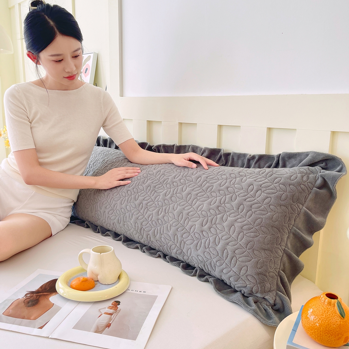 91家纺网 家纺一手货源 找家纺 雨彤家纺 2025新款牛奶绒花边夹棉长枕套 幸运草-高级灰