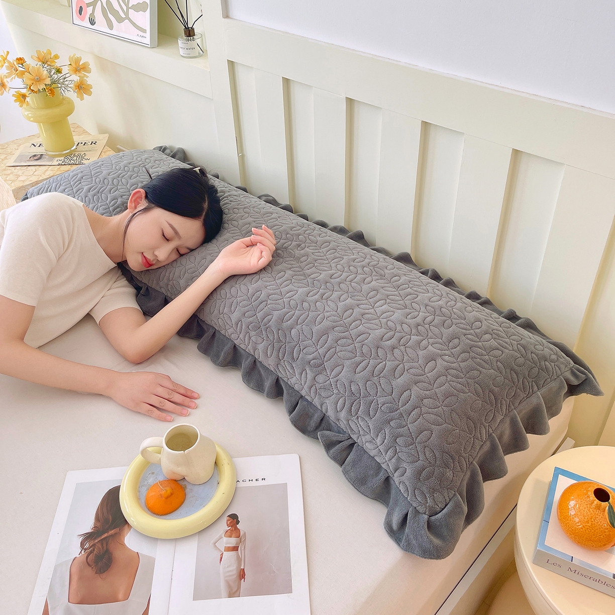 91家纺网 家纺一手货源 找家纺 雨彤家纺 2025新款牛奶绒花边夹棉长枕套 幸运草-高级灰