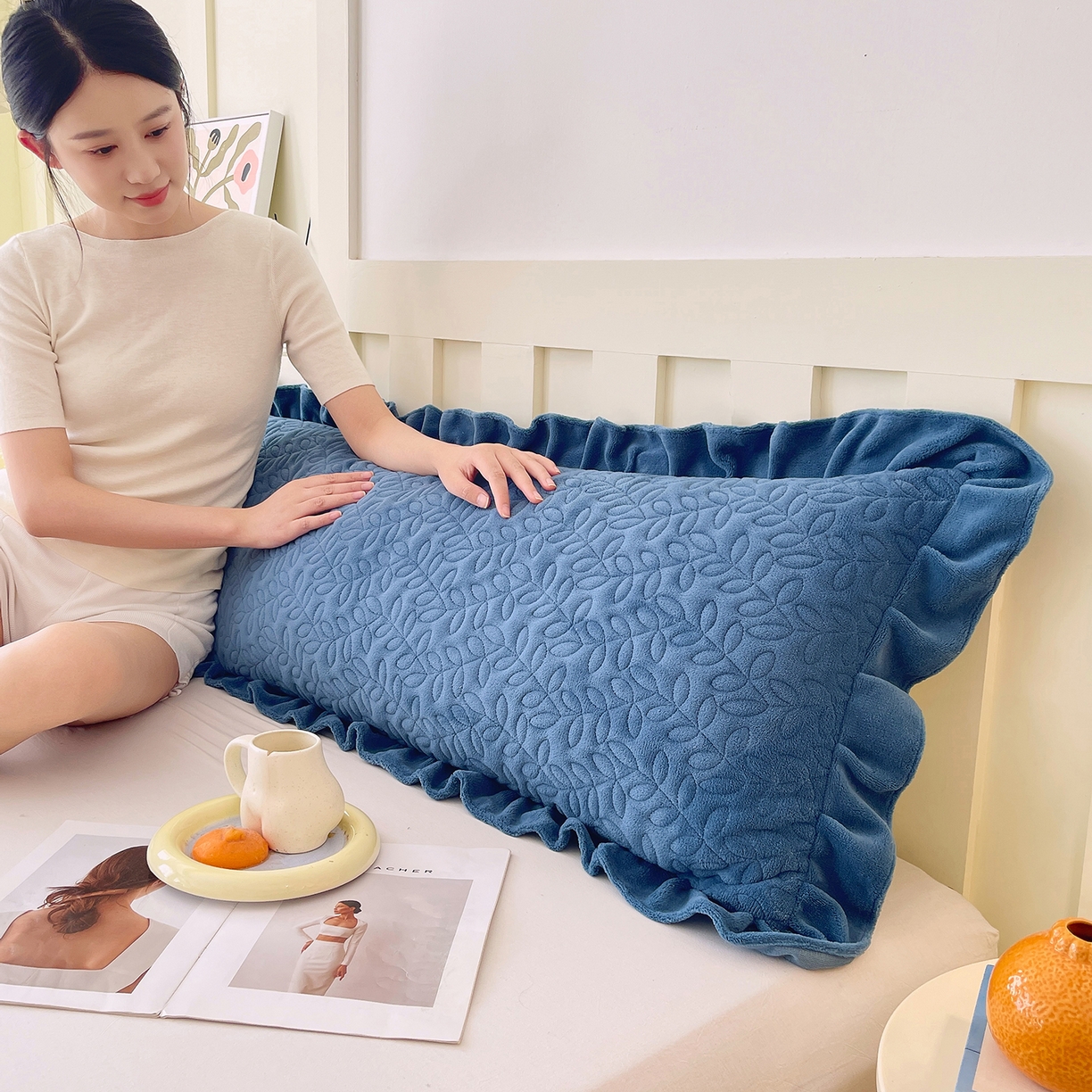 91家纺网 家纺一手货源 找家纺 雨彤家纺 2025新款牛奶绒花边夹棉长枕套 幸运草-雾兰