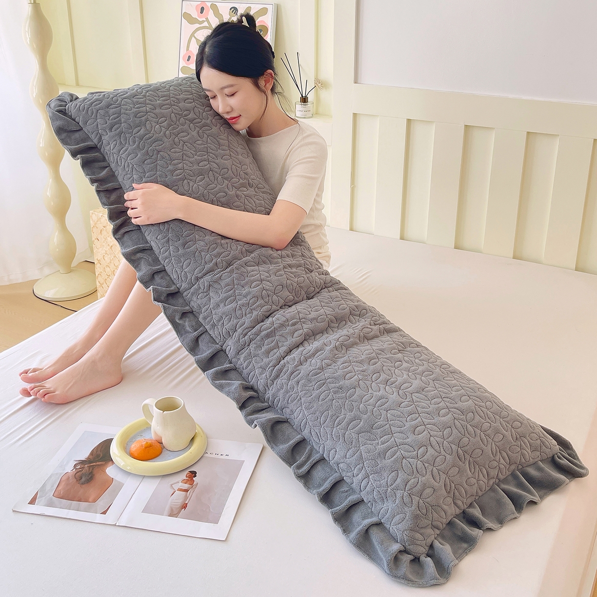 91家纺网 家纺一手货源 找家纺 雨彤家纺 2025新款牛奶绒花边夹棉长枕套 幸运草-高级灰