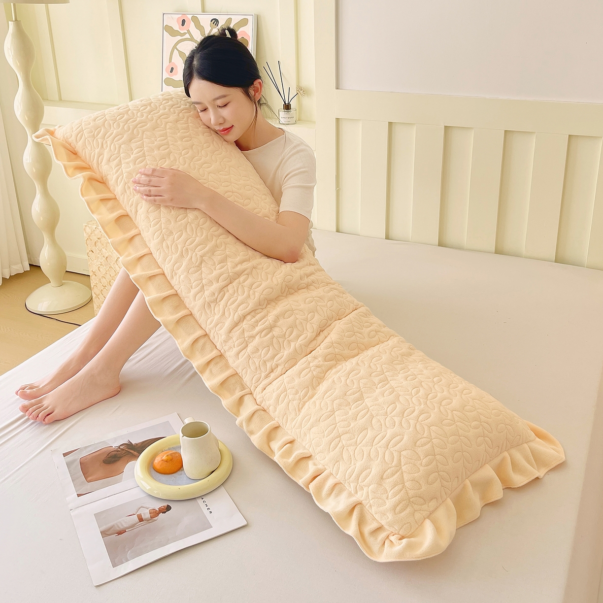 91家纺网 家纺一手货源 找家纺 雨彤家纺 2025新款牛奶绒花边夹棉长枕套 幸运草-鹅黄