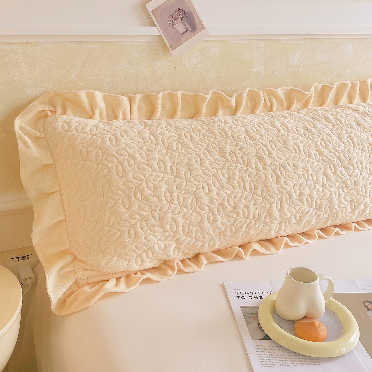 91家纺网 家纺一手货源 找家纺 雨彤家纺 2025新款牛奶绒花边夹棉长枕套 幸运草-鹅黄