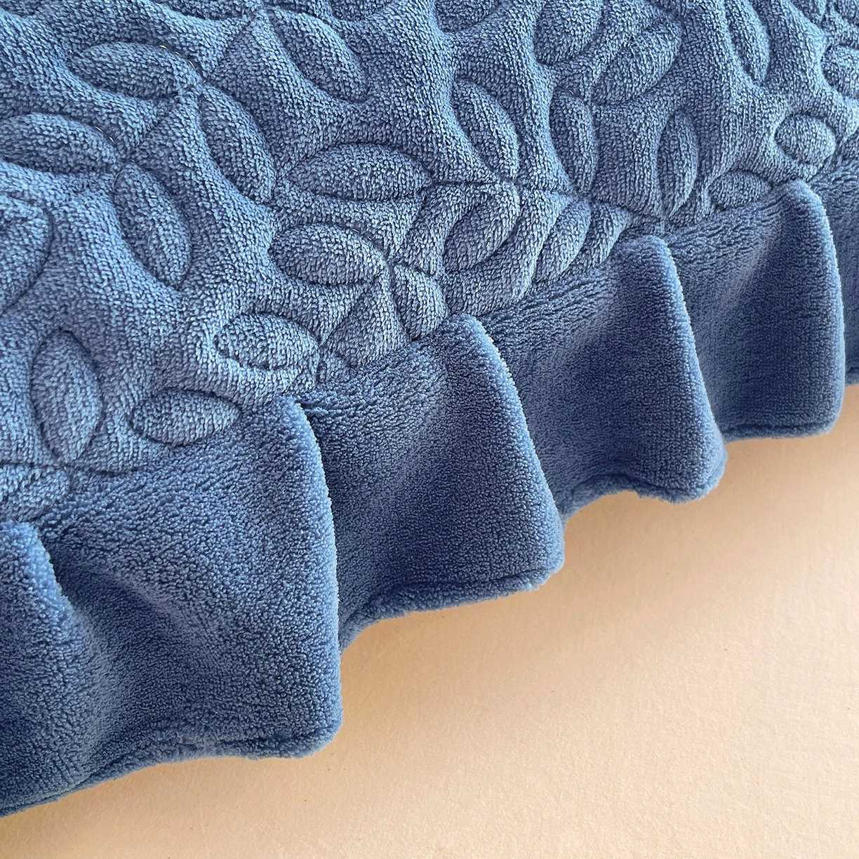 91家纺网 家纺一手货源 找家纺 雨彤家纺 2025新款牛奶绒花边夹棉长枕套 幸运草-雾兰