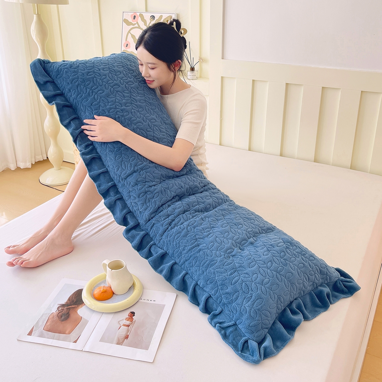 91家纺网 家纺一手货源 找家纺 雨彤家纺 2025新款牛奶绒花边夹棉长枕套 幸运草-雾兰