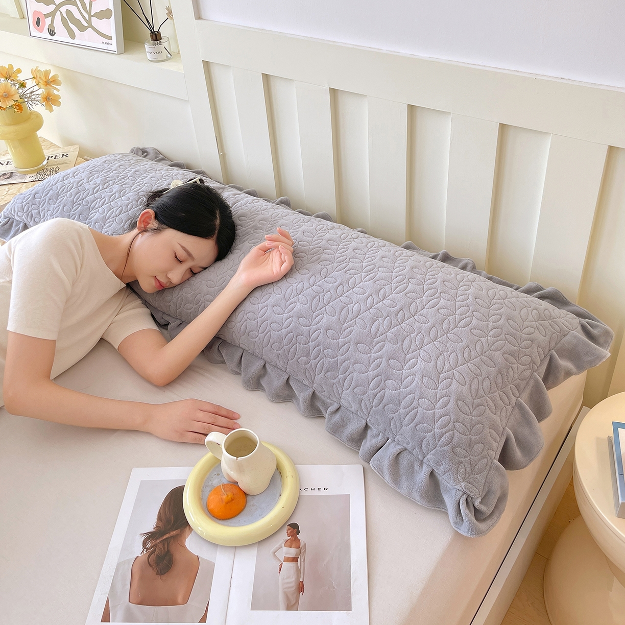 91家纺网 家纺一手货源 找家纺 雨彤家纺 2025新款牛奶绒花边夹棉长枕套 幸运草-银灰