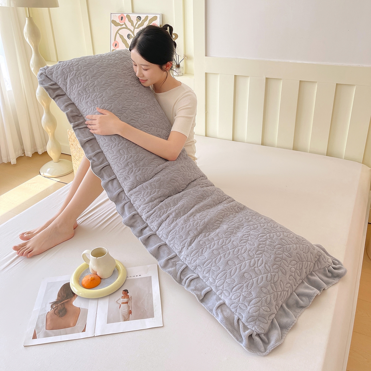 91家纺网 家纺一手货源 找家纺 雨彤家纺 2025新款牛奶绒花边夹棉长枕套 幸运草-银灰