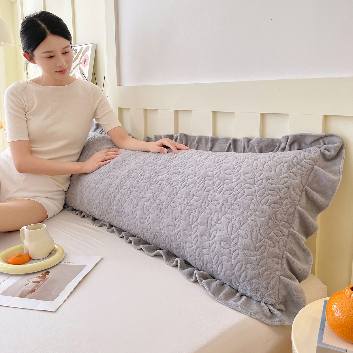 91家纺网 家纺一手货源 找家纺 雨彤家纺 2025新款牛奶绒花边夹棉长枕套 幸运草-银灰