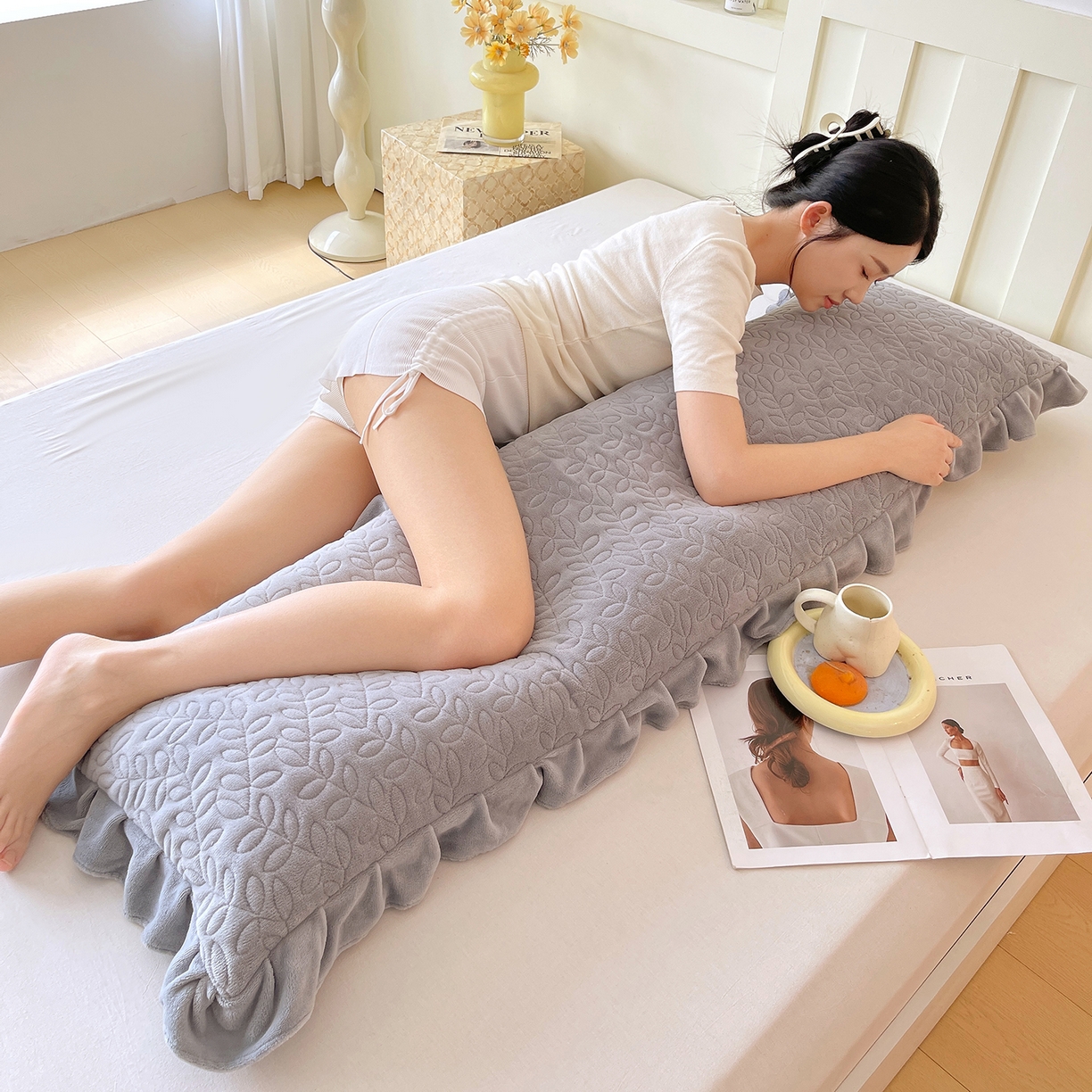 91家纺网 家纺一手货源 找家纺 雨彤家纺 2025新款牛奶绒花边夹棉长枕套 幸运草-银灰