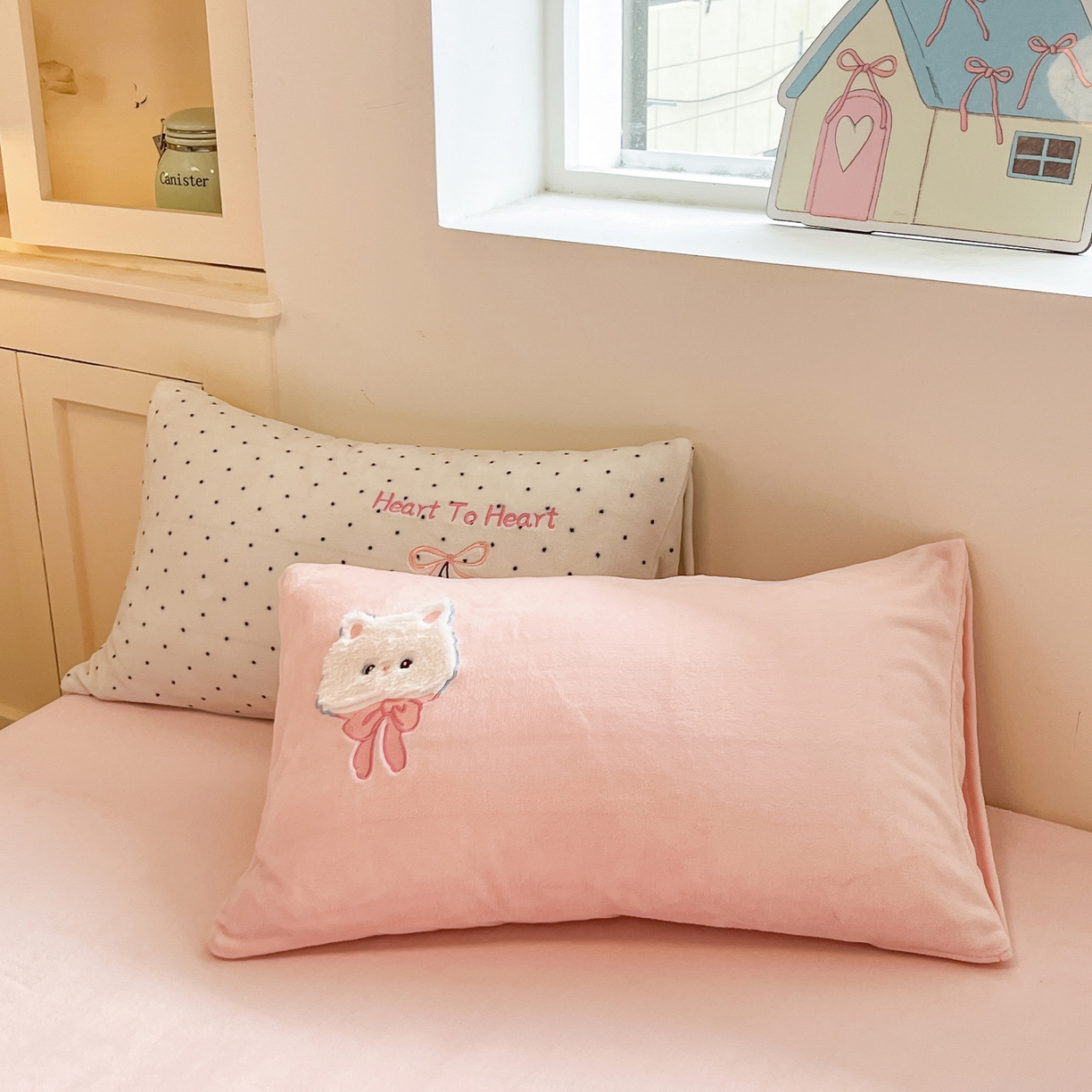 91家纺网 家纺一手货源 找家纺 如一 2025新款高克重卡通贴布绣牛奶绒四件套 爱心猫