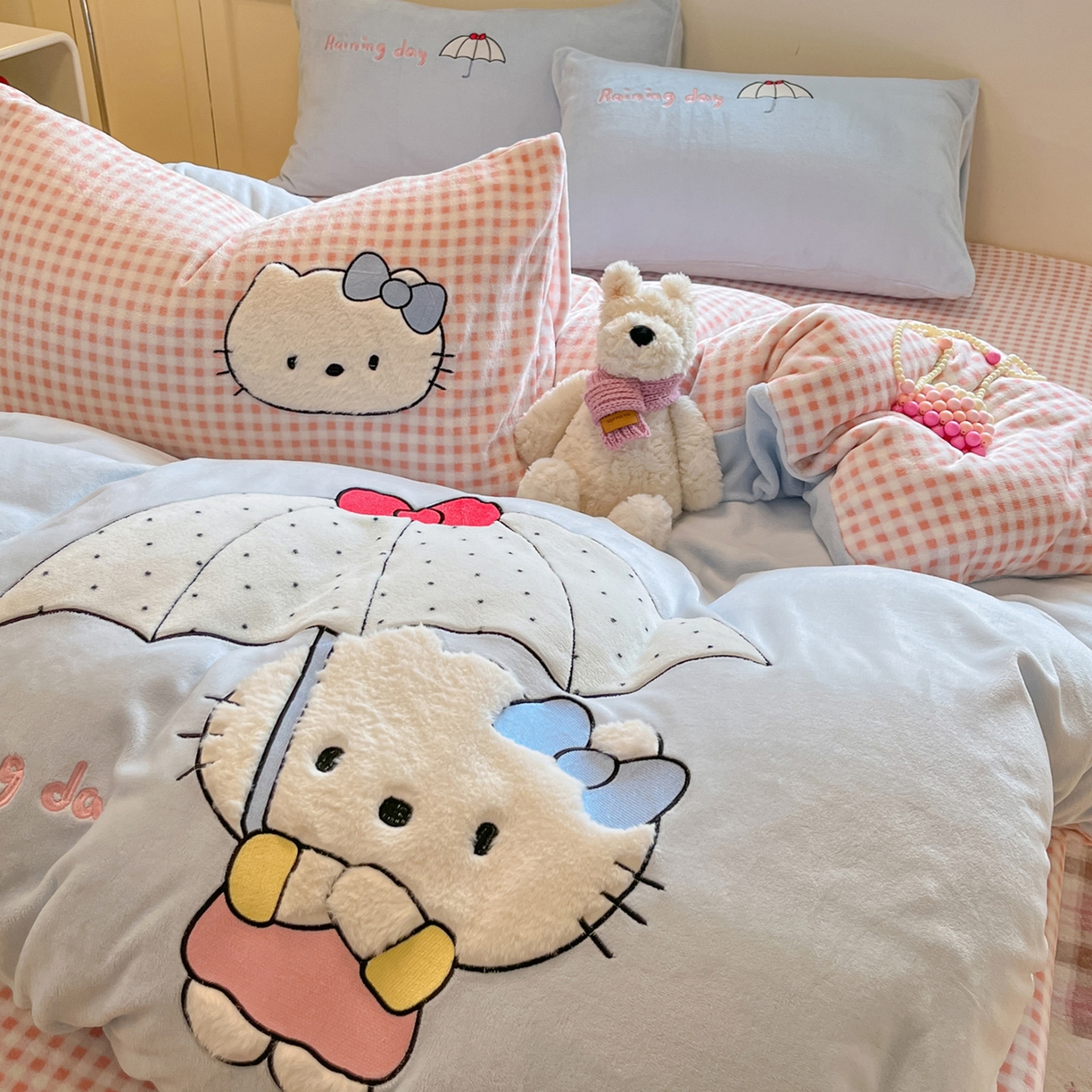 91家纺网 家纺一手货源 找家纺 如一 2025新款高克重卡通贴布绣牛奶绒四件套 雨伞猫
