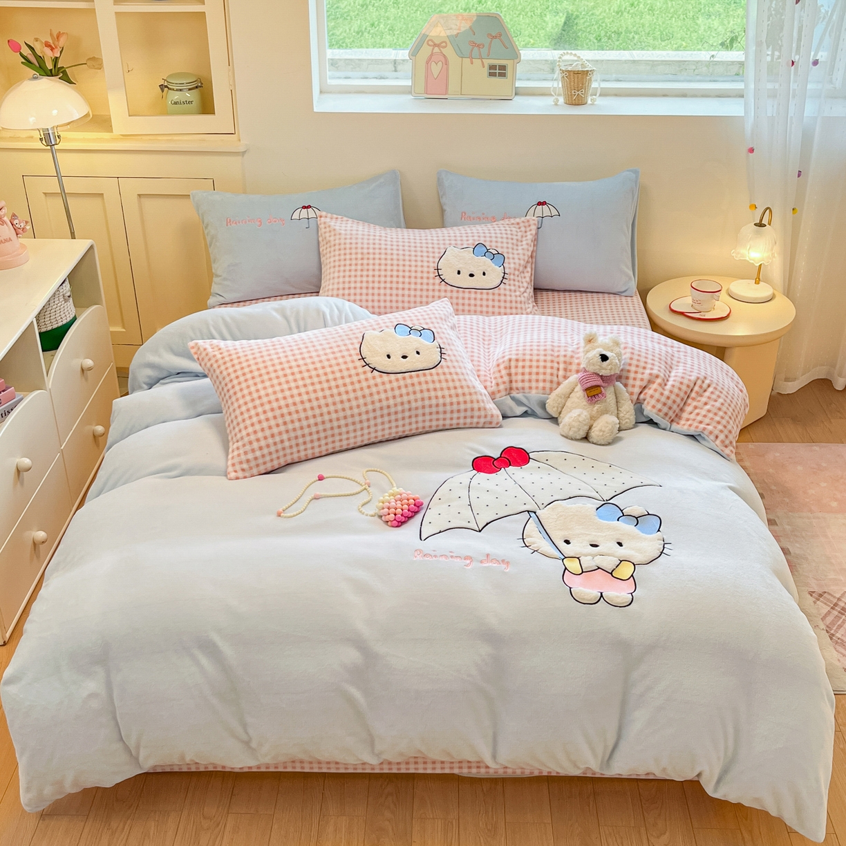 91家纺网 家纺一手货源 找家纺 如一 2025新款高克重卡通贴布绣牛奶绒四件套 雨伞猫