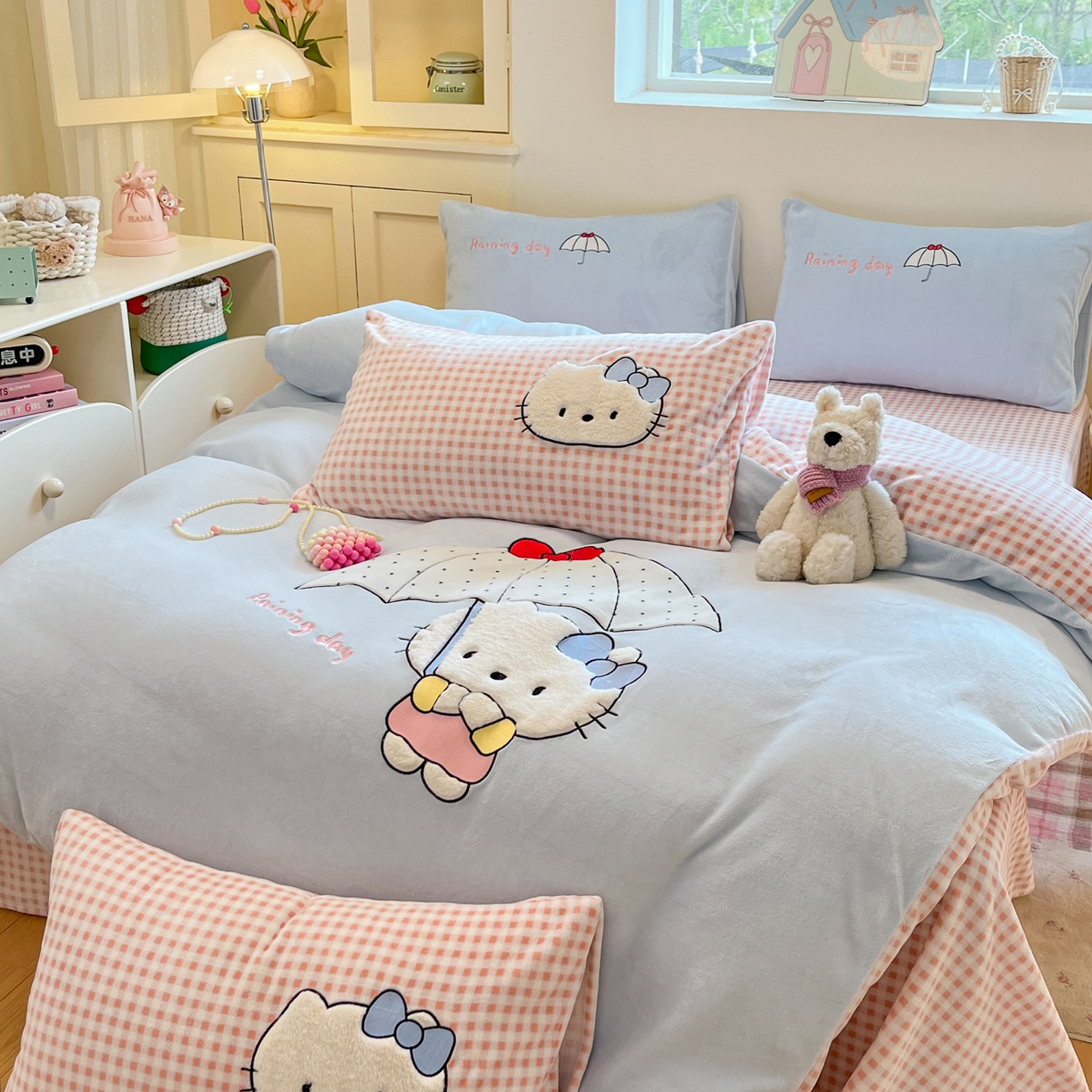 91家纺网 家纺一手货源 找家纺 如一 2025新款高克重卡通贴布绣牛奶绒四件套 雨伞猫