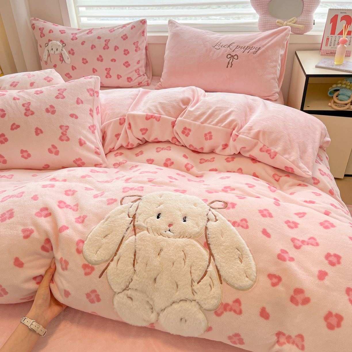 91家纺网 家纺一手货源 找家纺 如一 2025新款高克重卡通贴布绣牛奶绒四件套 豹纹兔