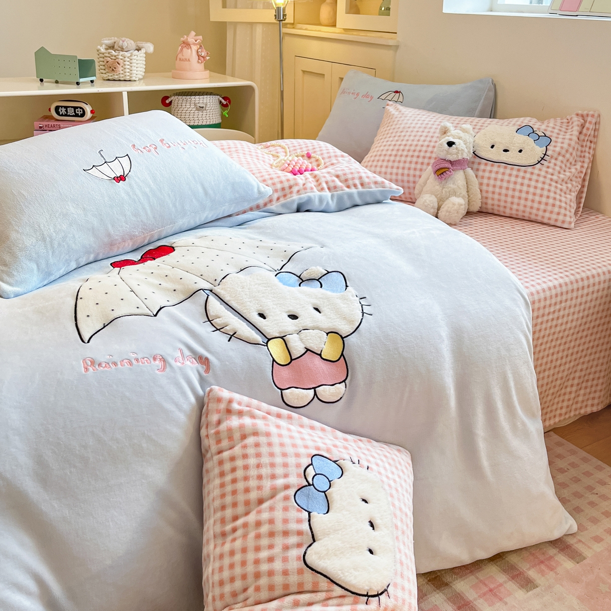 91家纺网 家纺一手货源 找家纺 如一 2025新款高克重卡通贴布绣牛奶绒四件套 雨伞猫