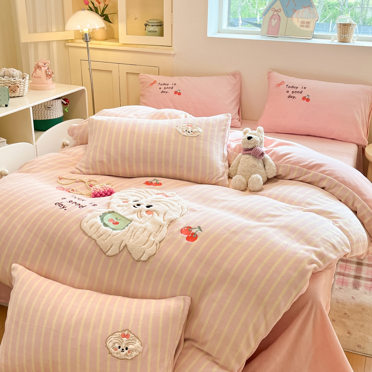 91家纺网 家纺一手货源 找家纺 如一 2025新款高克重卡通贴布绣牛奶绒四件套 狮毛狗