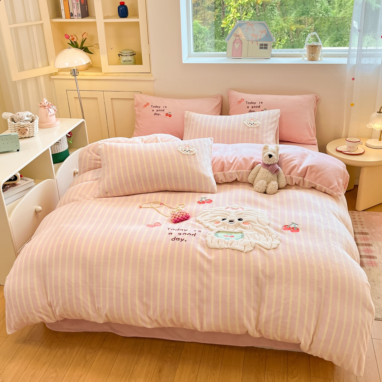 91家纺网 家纺一手货源 找家纺 如一 2025新款高克重卡通贴布绣牛奶绒四件套 狮毛狗