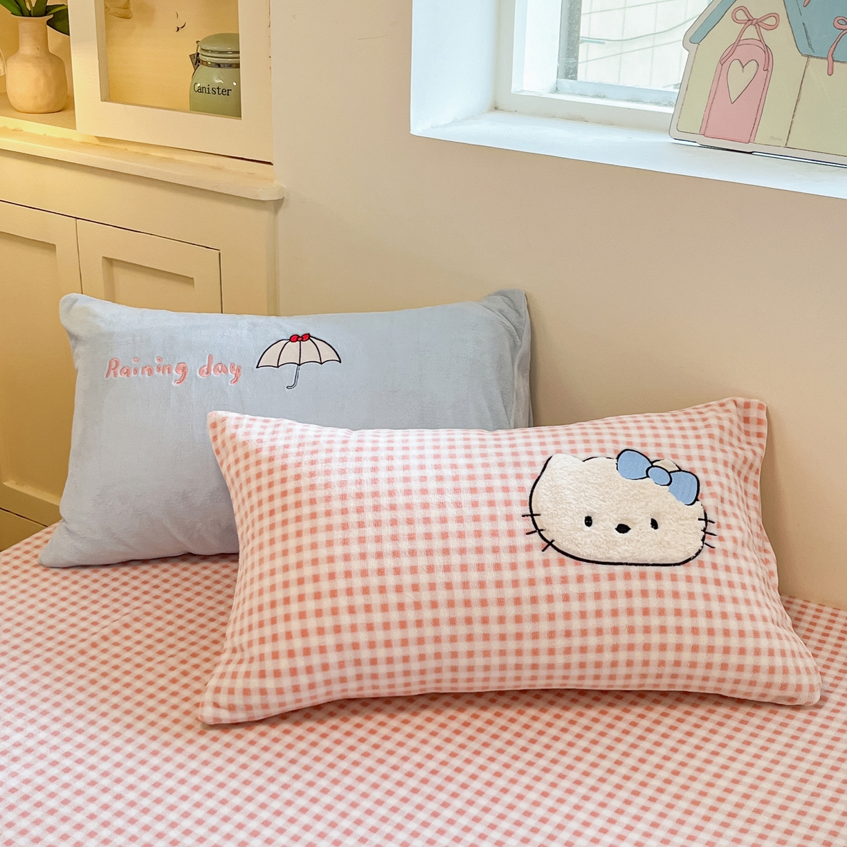 91家纺网 家纺一手货源 找家纺 如一 2025新款高克重卡通贴布绣牛奶绒四件套 雨伞猫