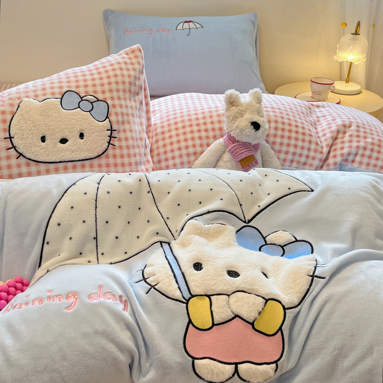 91家纺网 家纺一手货源 找家纺 如一 2025新款高克重卡通贴布绣牛奶绒四件套 雨伞猫