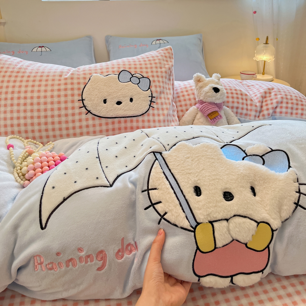 91家纺网 家纺一手货源 找家纺 如一 2025新款高克重卡通贴布绣牛奶绒四件套 雨伞猫