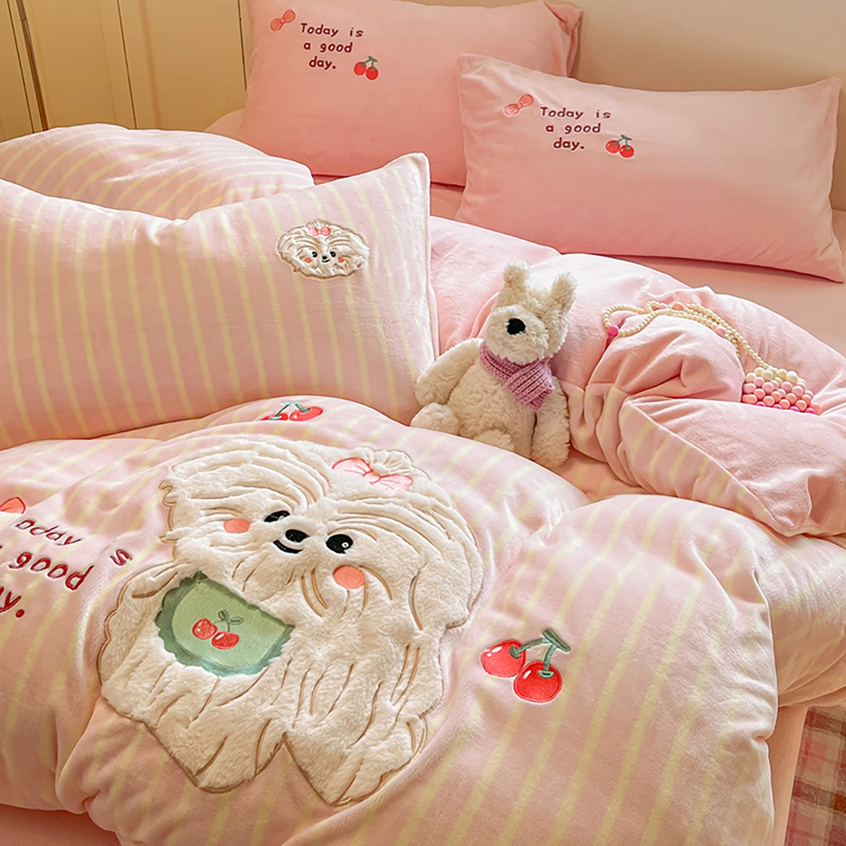 91家纺网 家纺一手货源 找家纺 如一 2025新款高克重卡通贴布绣牛奶绒四件套 狮毛狗