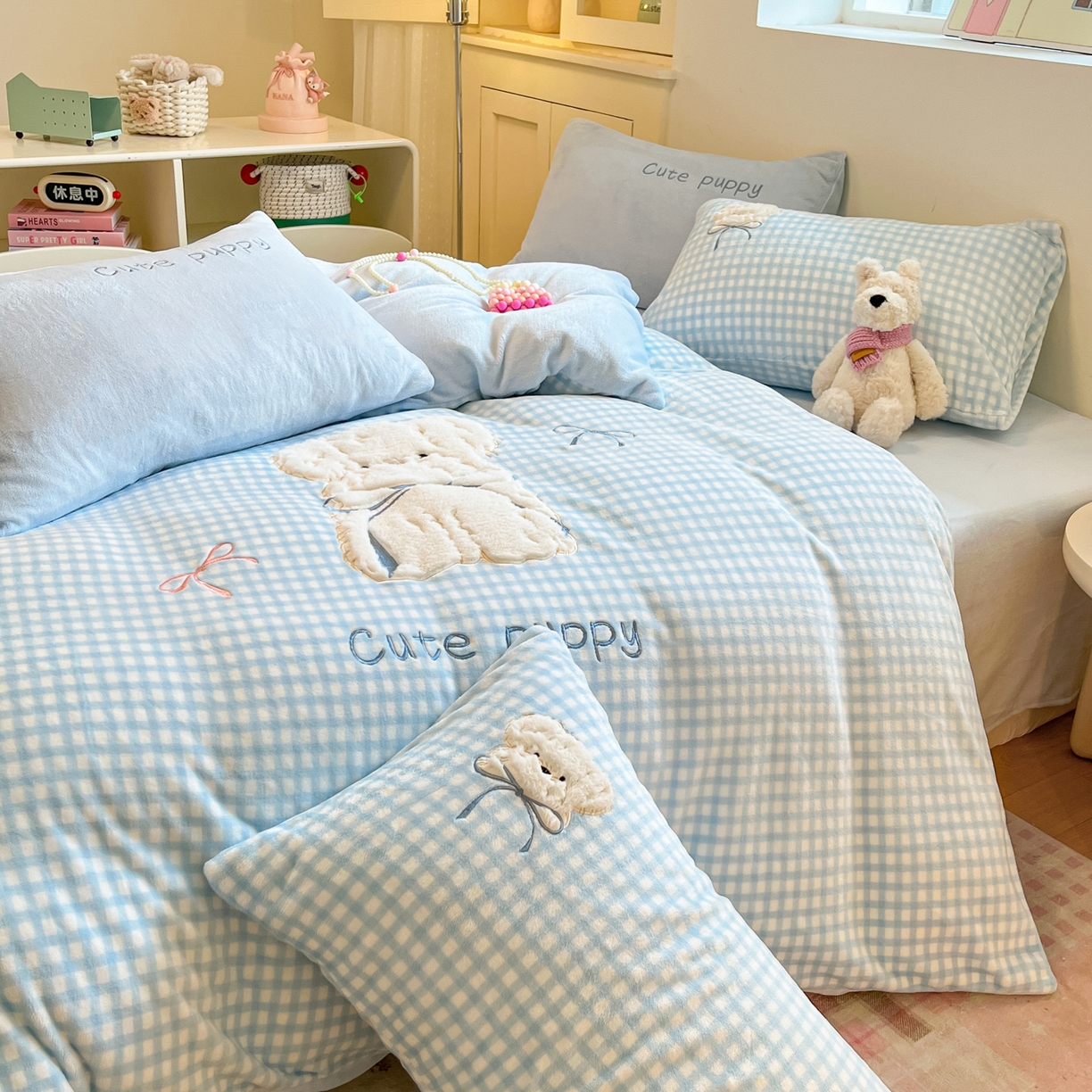 91家纺网 家纺一手货源 找家纺 如一 2025新款高克重卡通贴布绣牛奶绒四件套 雪纳瑞