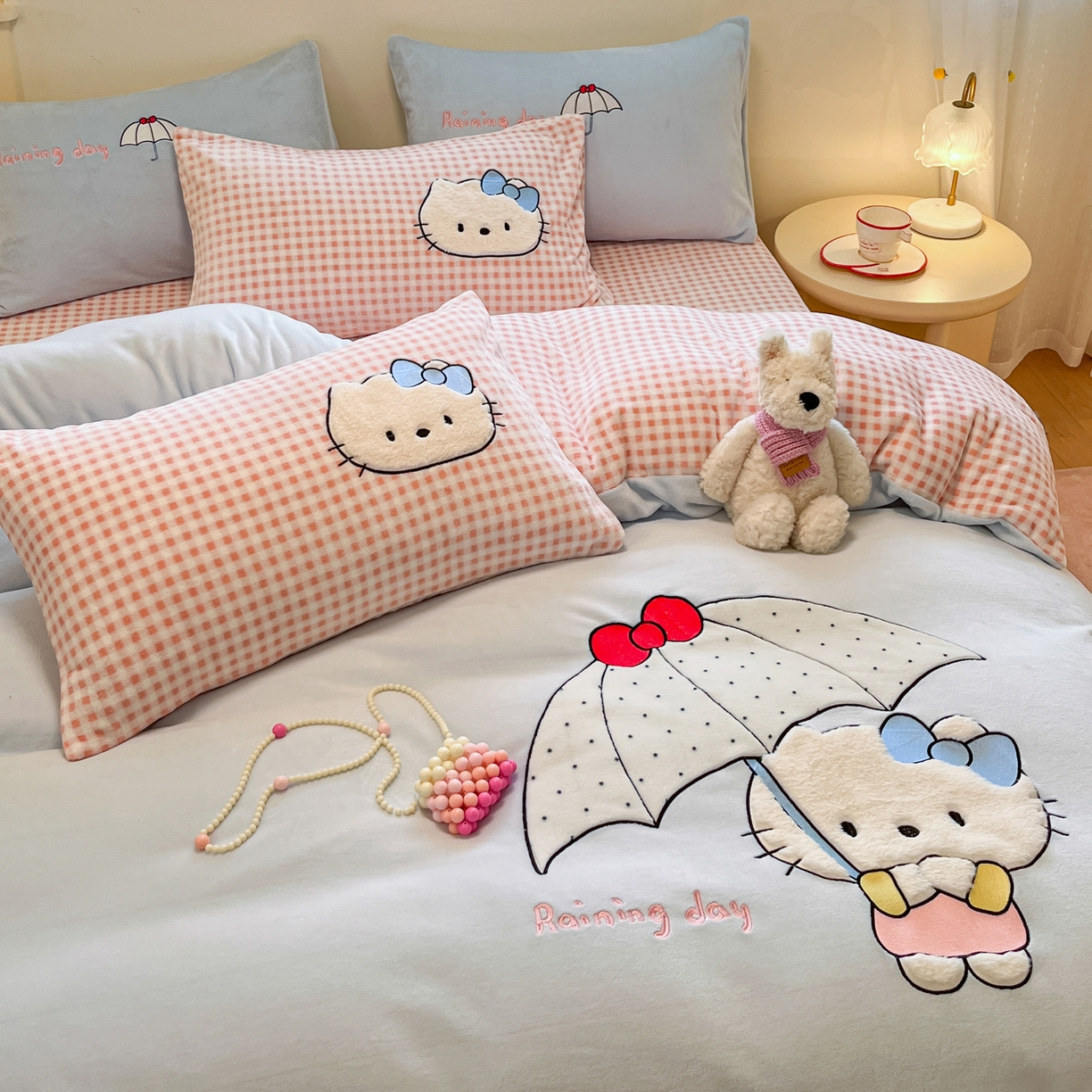 91家纺网 家纺一手货源 找家纺 如一 2025新款高克重卡通贴布绣牛奶绒四件套 雨伞猫