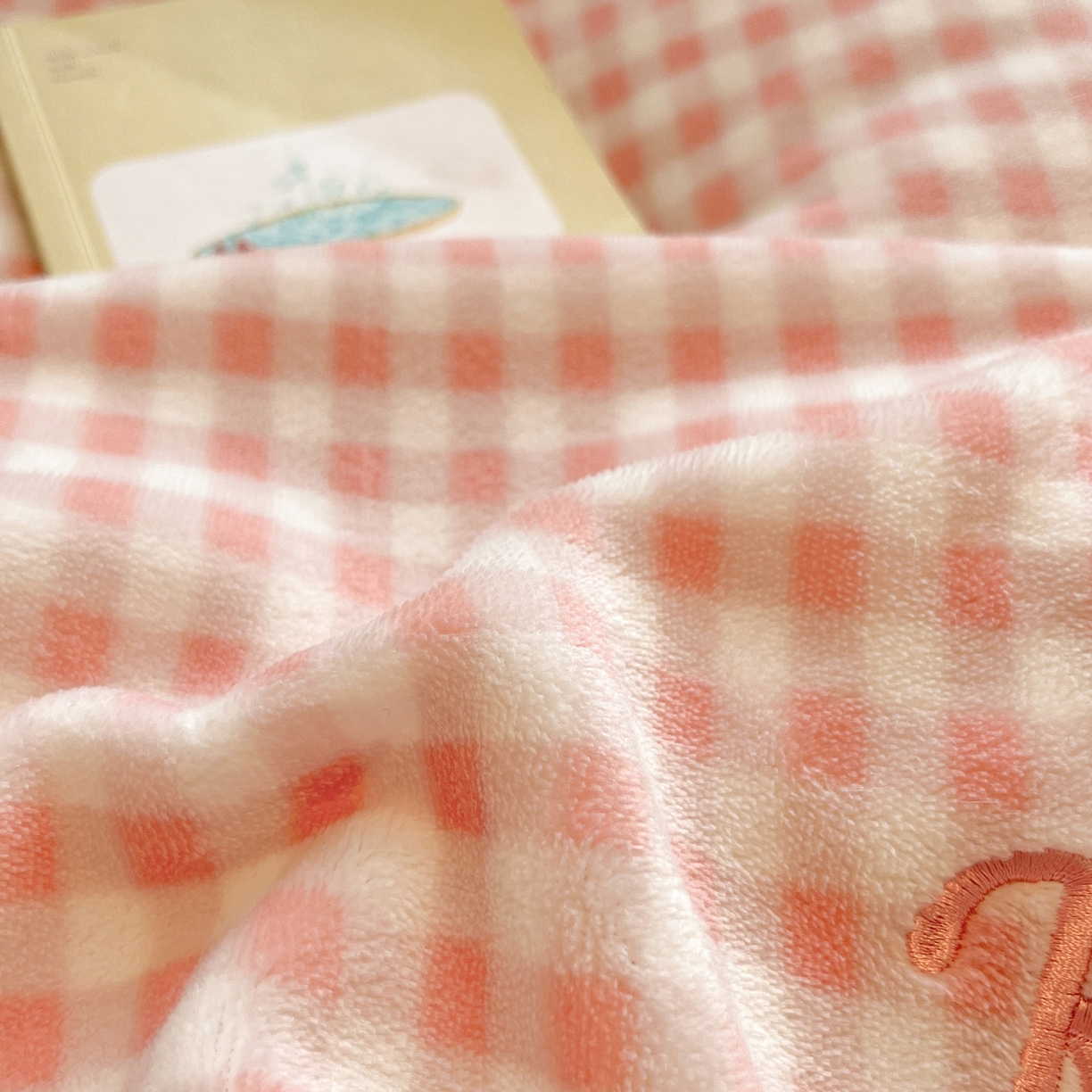 91家纺网 家纺一手货源 找家纺 如一 2025新款高克重卡通贴布绣牛奶绒四件套 粉格猫