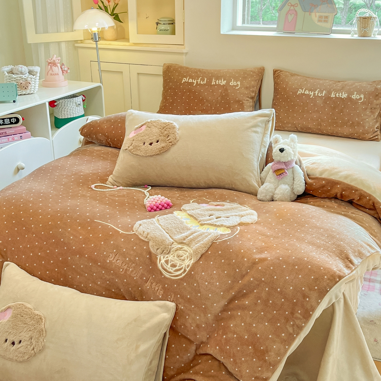 91家纺网 家纺一手货源 找家纺 如一 2025新款高克重卡通贴布绣牛奶绒四件套 线团狗