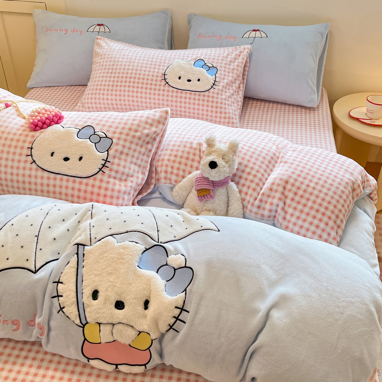 91家纺网 家纺一手货源 找家纺 如一 2025新款高克重卡通贴布绣牛奶绒四件套 雨伞猫