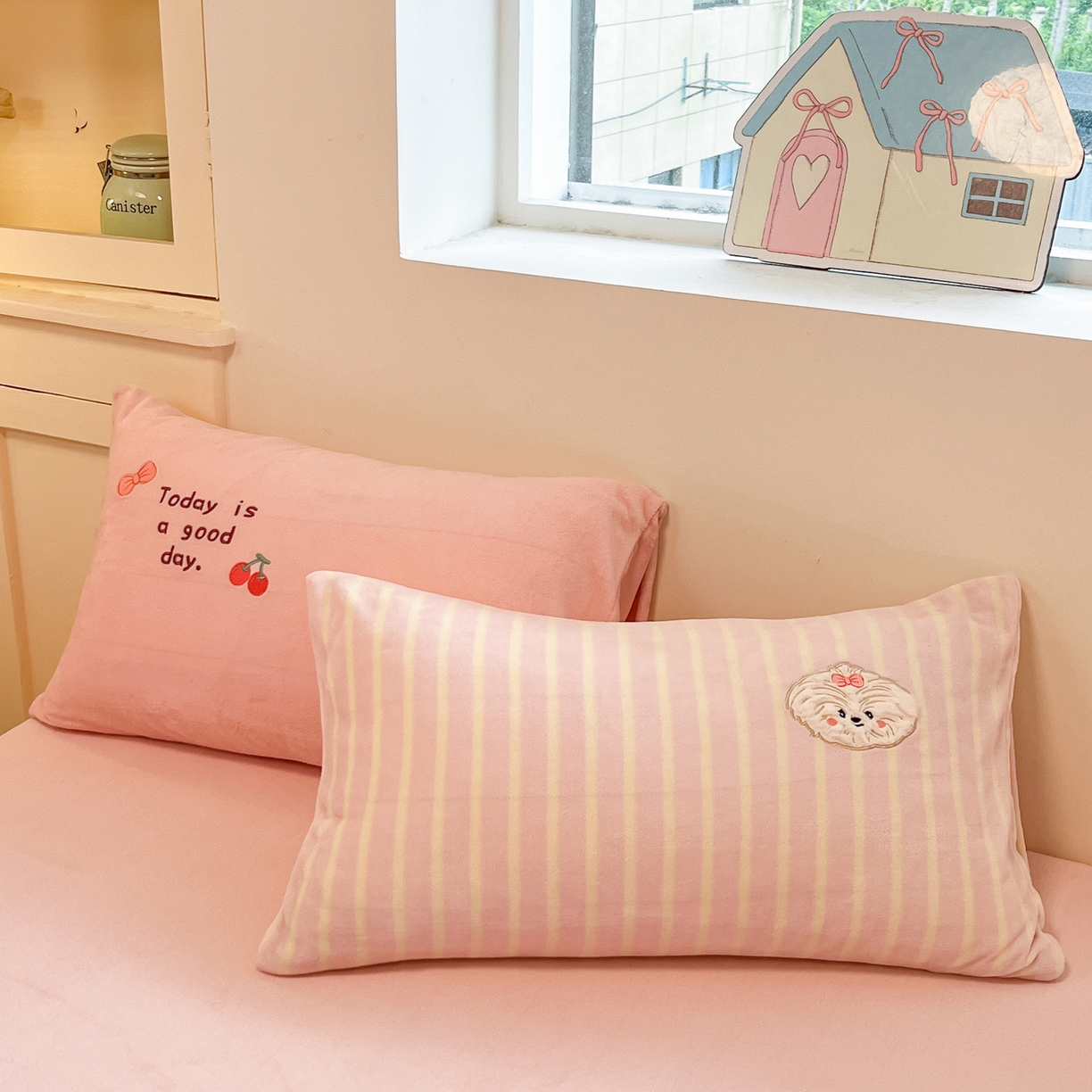 91家纺网 家纺一手货源 找家纺 如一 2025新款高克重卡通贴布绣牛奶绒四件套 狮毛狗