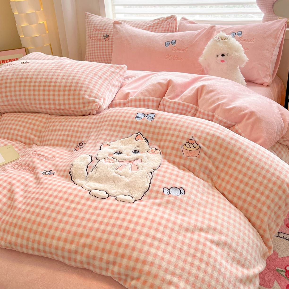 91家纺网 家纺一手货源 找家纺 如一 2025新款高克重卡通贴布绣牛奶绒四件套 粉格猫