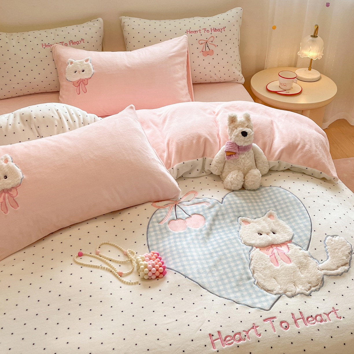 91家纺网 家纺一手货源 找家纺 如一 2025新款高克重卡通贴布绣牛奶绒四件套 爱心猫