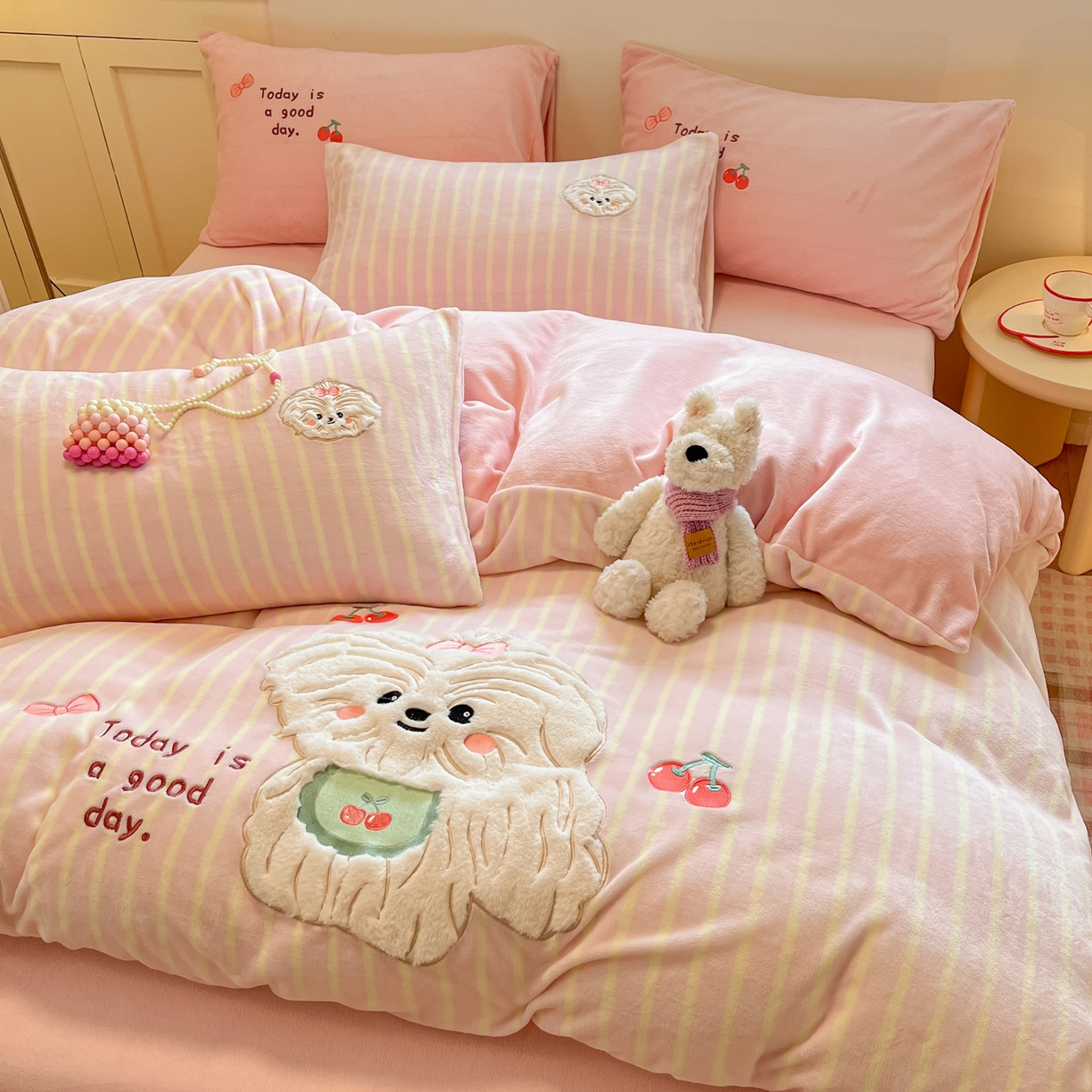 91家纺网 家纺一手货源 找家纺 如一 2025新款高克重卡通贴布绣牛奶绒四件套 狮毛狗