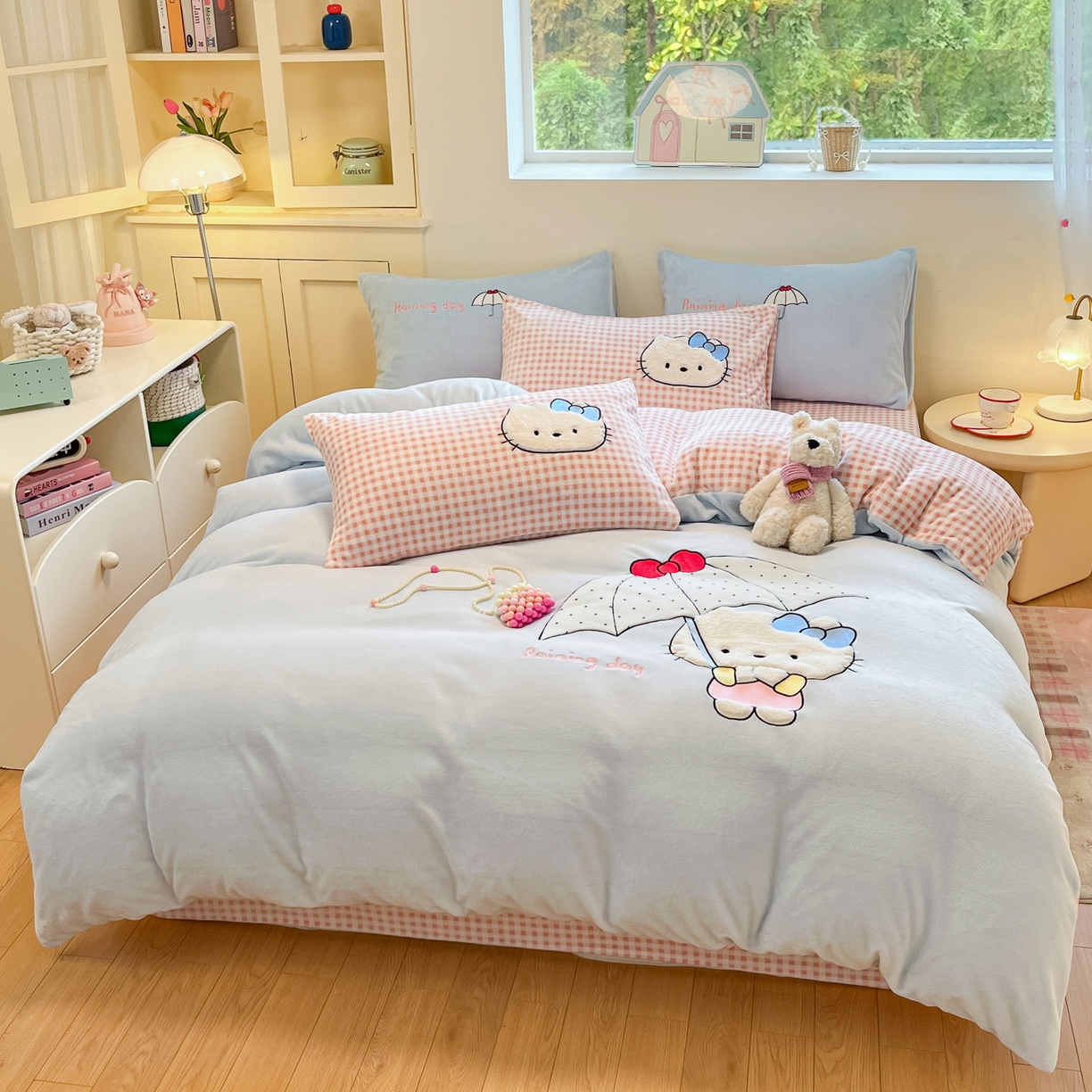 91家纺网 家纺一手货源 找家纺 如一 2025新款高克重卡通贴布绣牛奶绒四件套 雨伞猫