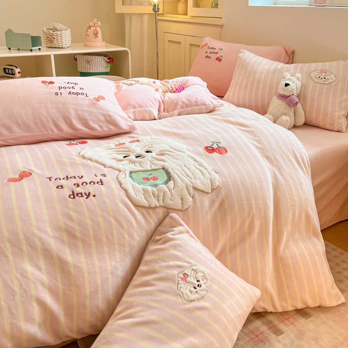 91家纺网 家纺一手货源 找家纺 如一 2025新款高克重卡通贴布绣牛奶绒四件套 狮毛狗