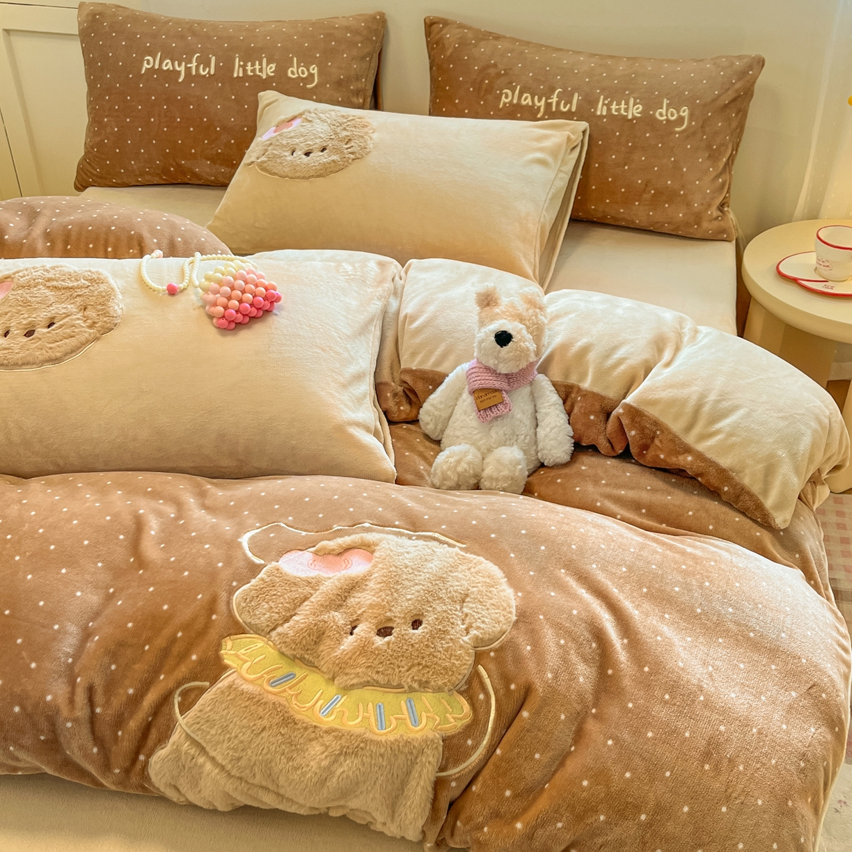 91家纺网 家纺一手货源 找家纺 如一 2025新款高克重卡通贴布绣牛奶绒四件套 线团狗