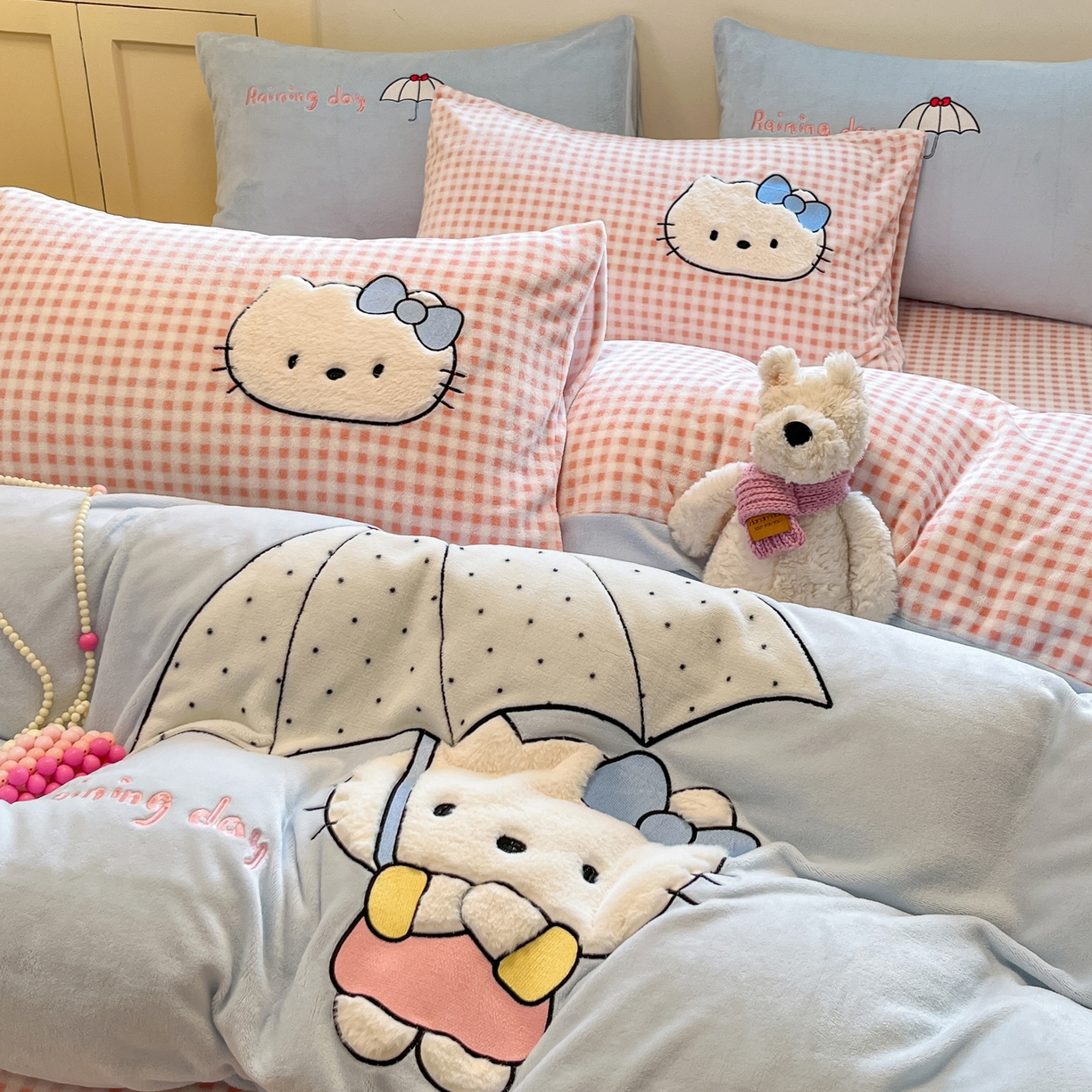 91家纺网 家纺一手货源 找家纺 如一 2025新款高克重卡通贴布绣牛奶绒四件套 雨伞猫