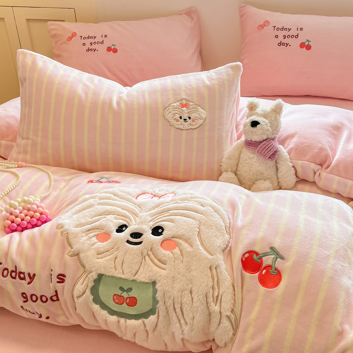 91家纺网 家纺一手货源 找家纺 如一 2025新款高克重卡通贴布绣牛奶绒四件套 狮毛狗