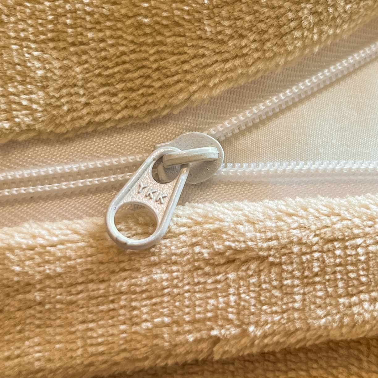 91家纺网 家纺一手货源 找家纺 如一 2025新款高克重卡通贴布绣牛奶绒四件套 线团狗