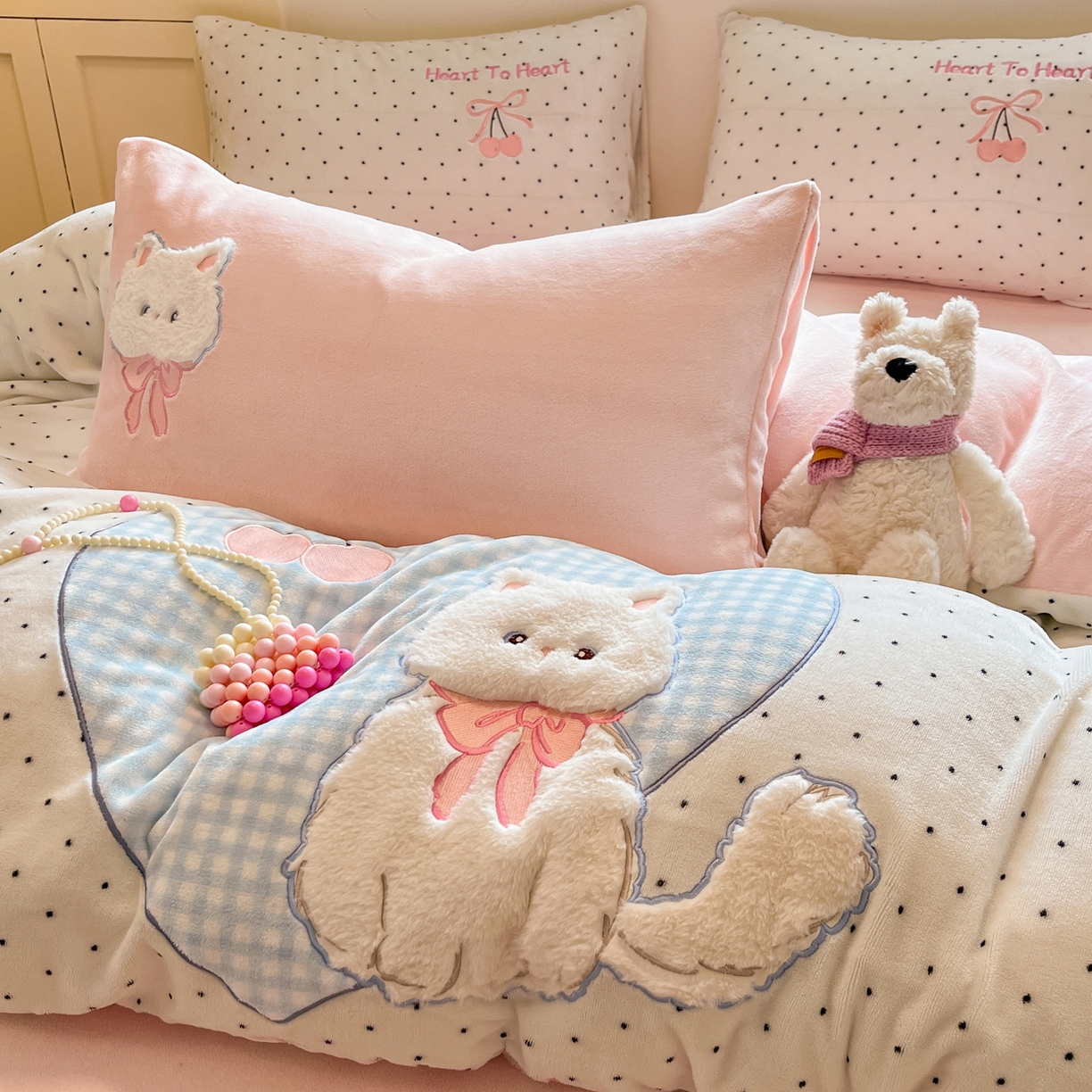 91家纺网 家纺一手货源 找家纺 如一 2025新款高克重卡通贴布绣牛奶绒四件套 爱心猫